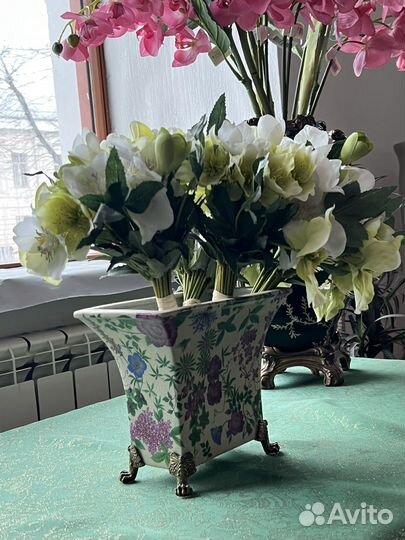 Фарфоровая ваза -кашпо на бронзовых ножках