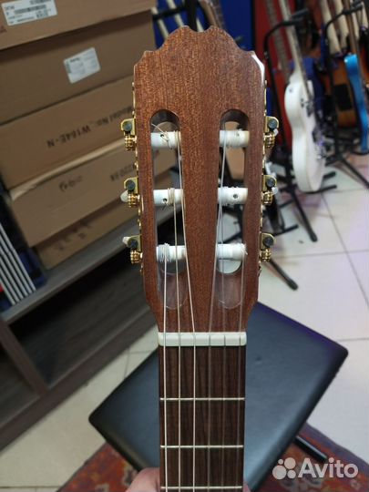 Классическая гитара из массива красного кедра