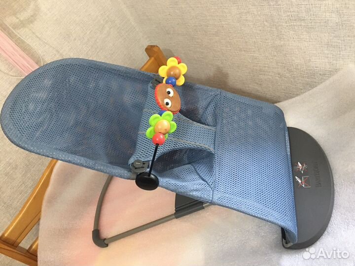 Шезлонг Babybjorn (сетка) с игрушкой