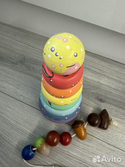 Деревянная пирамидка и деревянный сортер