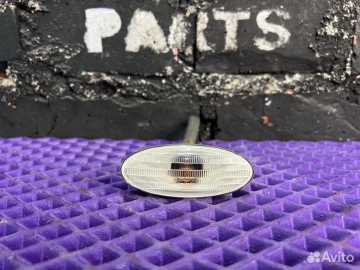 Повторитель поворота в крыло Nissan Dualis