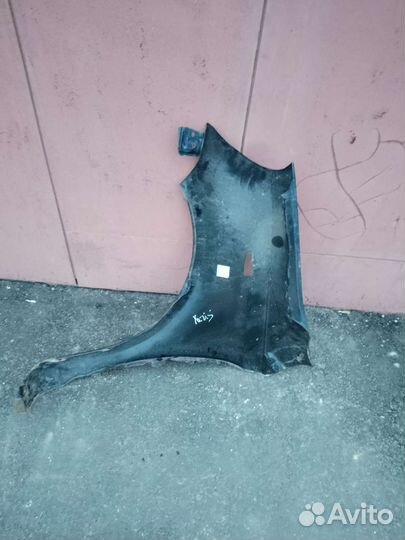 Правое крыло Toyota Yaris Тоёта ярис
