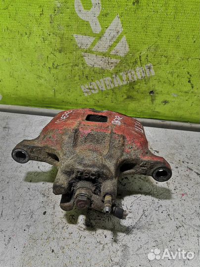 Суппорт передний правый Митсубиси Лансер 10