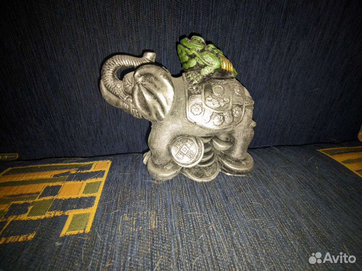 Статуэтка слон с жабой