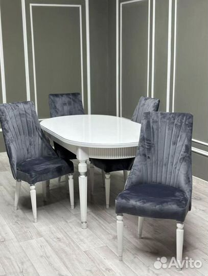 Стол кухонный и стулья