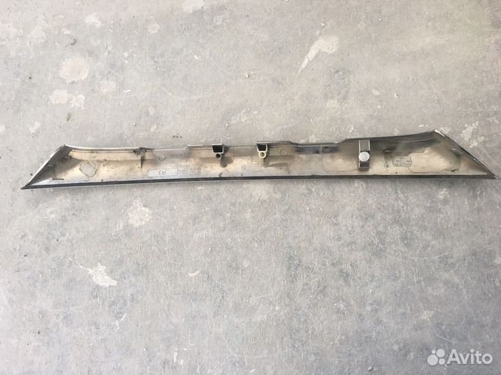 Накладка трещина крыжки баг Toyota Corolla E180