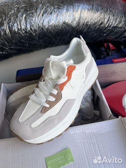 Кроссовки женские