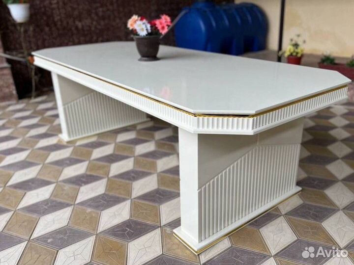 Столы и стулья