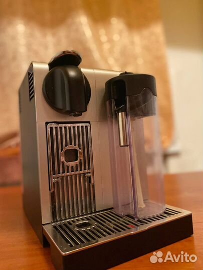 Продам кофемашину Delonghi Nespresso Lattissima