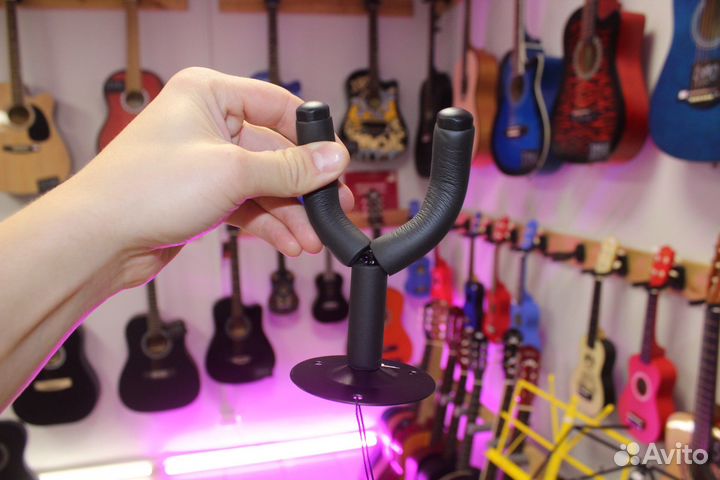 Вешалка для гитары на стену