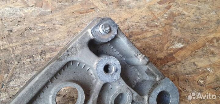 Кронштейн переднего рычага Volkswagen Golf V 2003