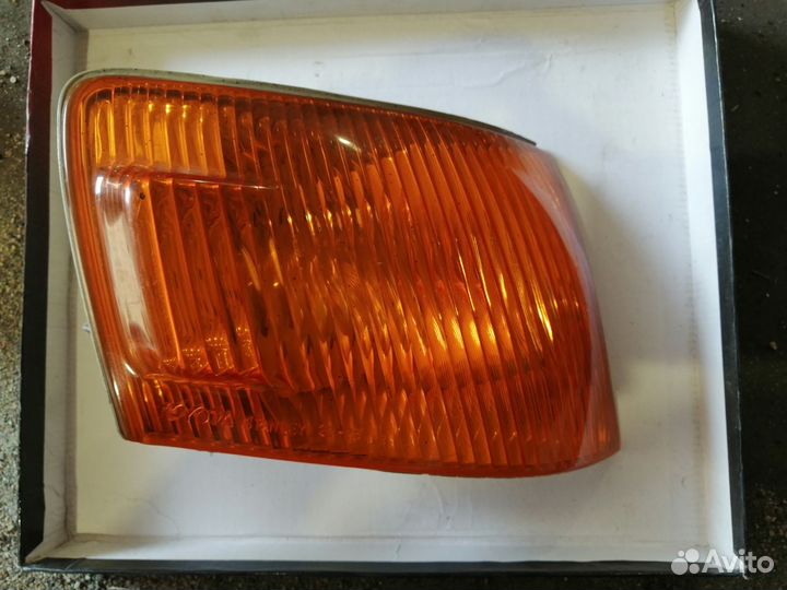 Поворотник правый на toyota chaser 100