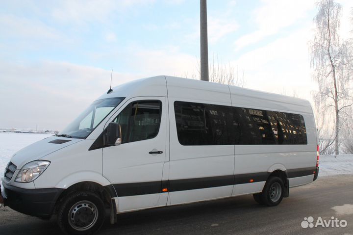 Пассажирские перевозки, автобус и автомобиль на за