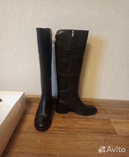 Новые кожаные сапоги