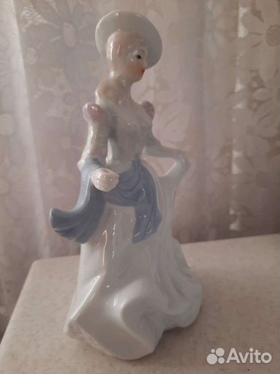 Статуэтка фарфор