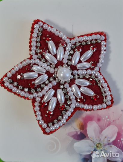 Брошь ручной работы из бисера