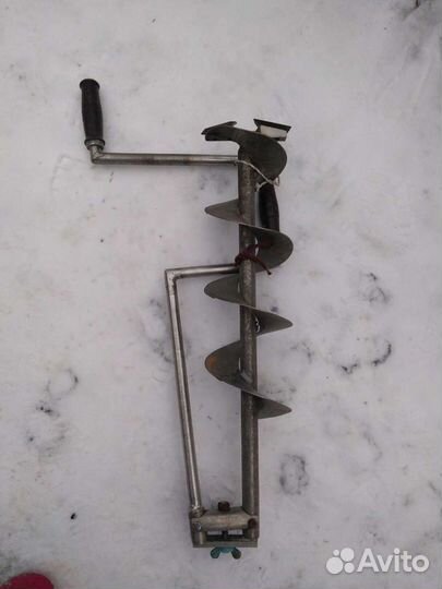 Ледобур и сани для зимней рыбалки