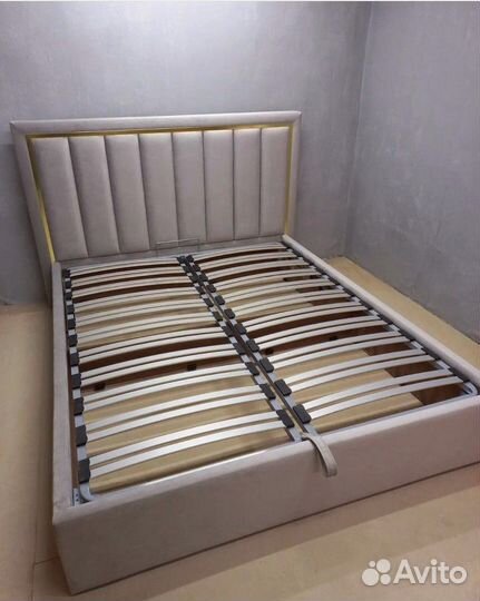Кровать с подъёмным механизмом и мягкой обивкой