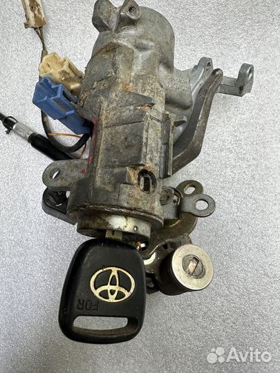Замок зажигания со вставками (к-кт) Toyota Vista
