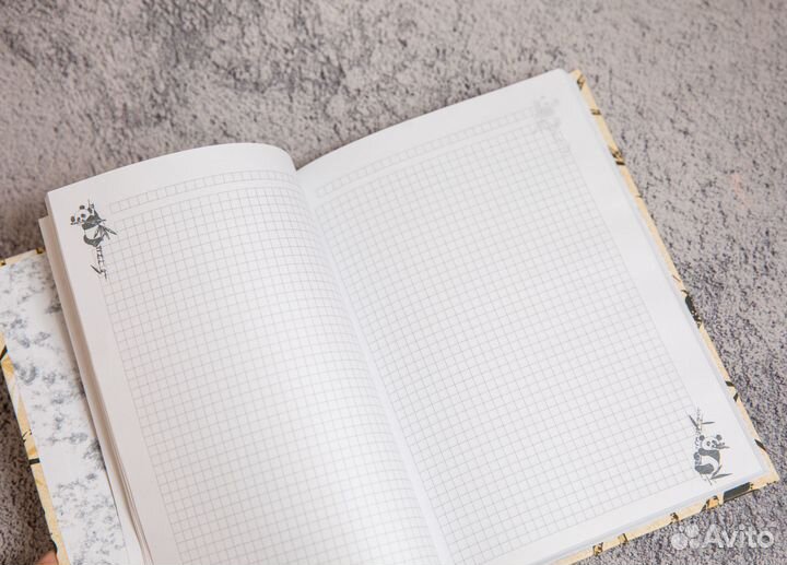 Сувенир браслет и значок панда WWF