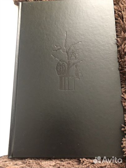 Книга. Автор Ли Бермехо. Бэтмен