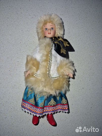 Кукла фарфоровая