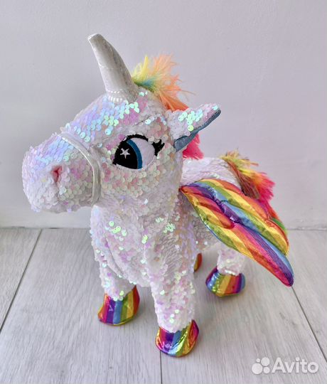 Единорог ходит поет Новый