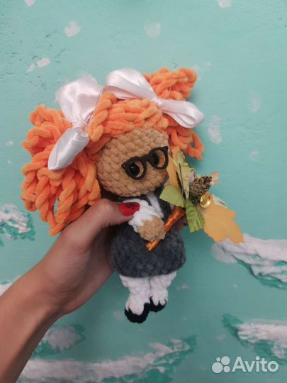 Школьница из плюшевой пряжи