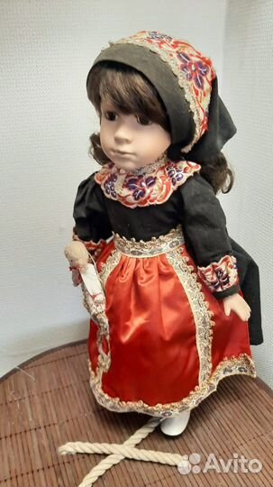 Кукла фарфоровая