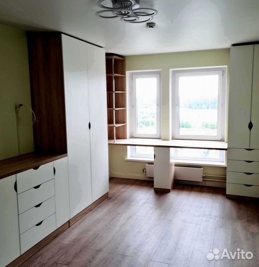 Рабочая зона в углу у окна