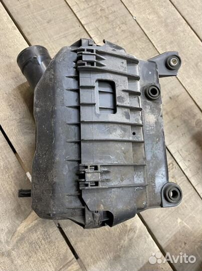 Корпус воздушного фильтра Mitsubishi Outlander XL