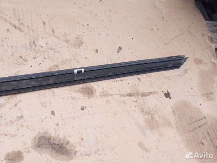 Молдинг двери наружний fr Nissan bluebird u14