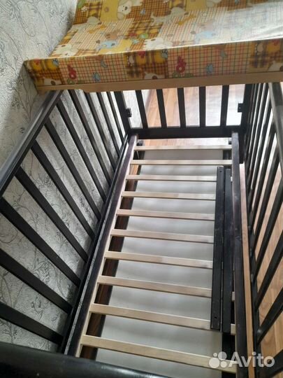 Детская кроватка с маятником и ящиком