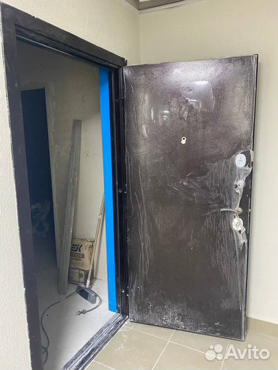 Дверь входная металлическая от застройщика