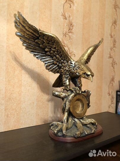 Орёл из мрамора, покрытый бронзой