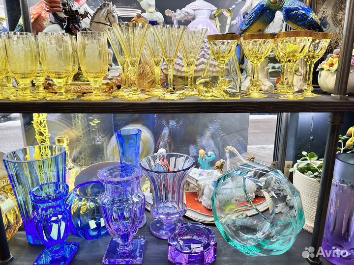 Хрустальные голубые и лиловые вазы-шары