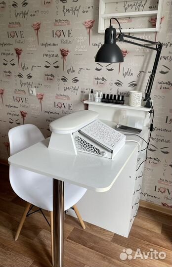 Маникюрный стол с лампой и вытяжкой