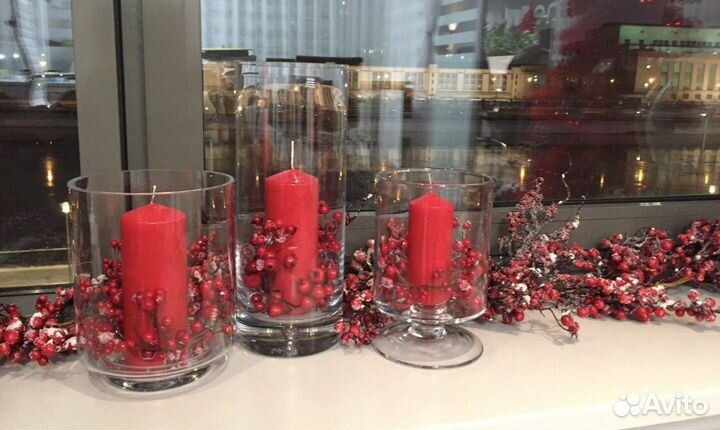 Красные дизайнерские ёлки с украшениями