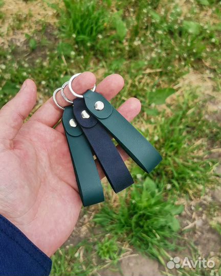 Брелок из натуральной кожи разных цветов