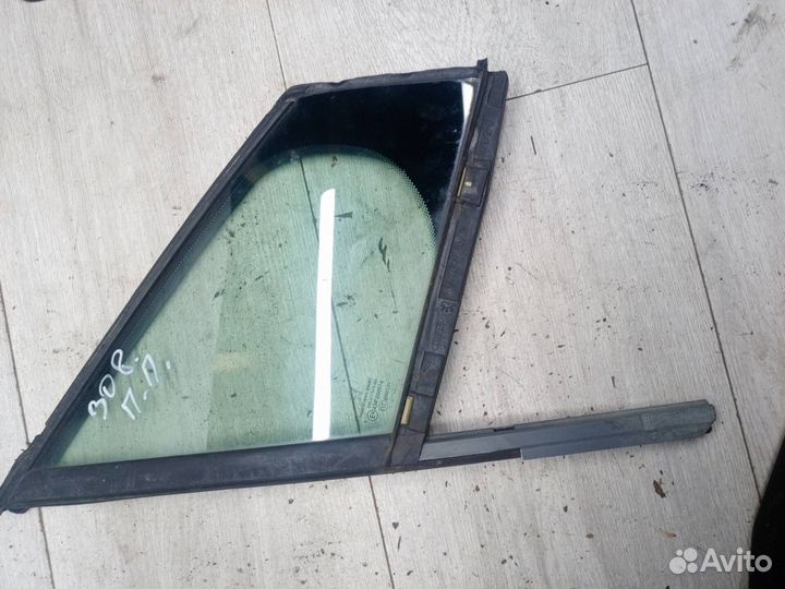 Форточка передней правой двери Peugeot 308
