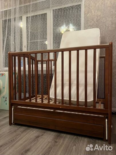 Детская кроватка с маятником и ящиком