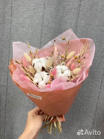 Букет из сухоцветов в натурально-розовой гамме