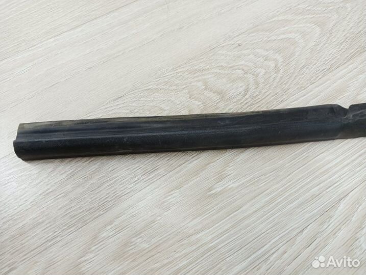 Уплотнитель двери задний правый Nissan Qashqai J10