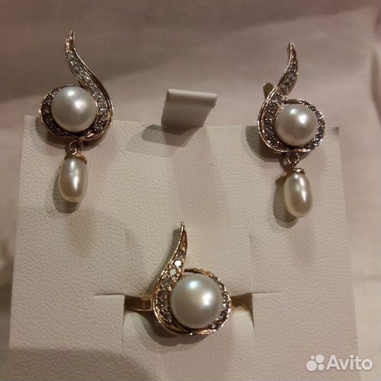 Золотой комплект с бриллиантами и жемчугом