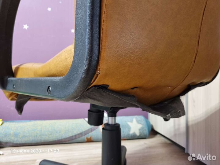 Офисное кожаное кресло бу