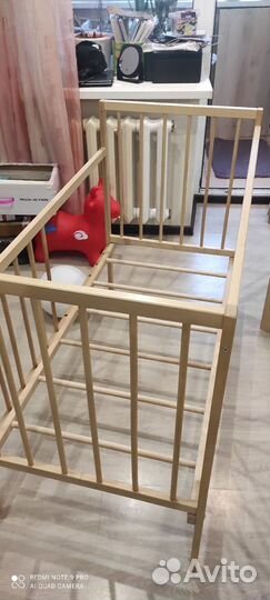 Детская кроватка с маятником