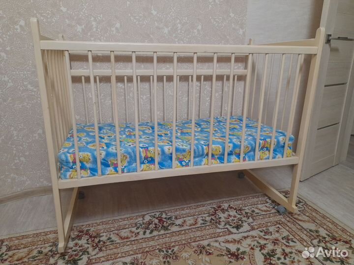 Детская кроватка с матрасом в отличном состоянии