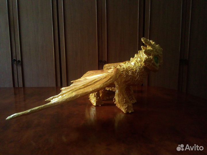Новогодний золотой дракон