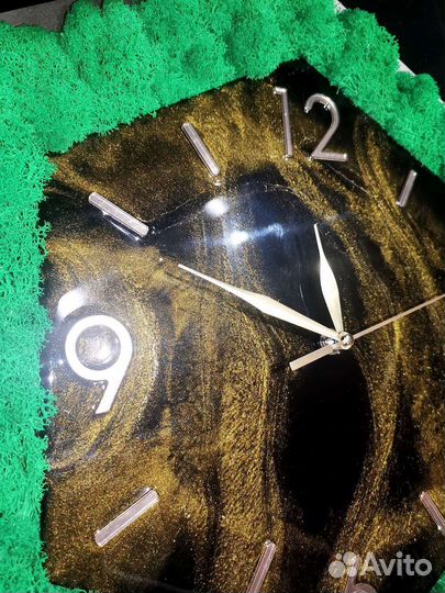 Часы со мхом