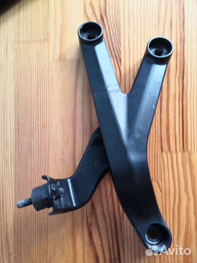 Левый кронштейн на bajaj dominar 400